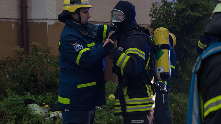 Am Dienstagnachmittag (06.08.2013) kam es in Aha zu einem Vollbrand einer Scheune. Der Brand wurde durch einen Blitzschlag ausgeloest. In der Scheune befanden sich zahlreiche Rinder, die aber noch rechtzeitig aus den Flammen befreit werden konnten. Personen kamen nach ersten Aussagen nicht zu Schaden. Insgesamt waren 150 Feuerwehrleute im Einsatz. Foto: News5 / Goppelt