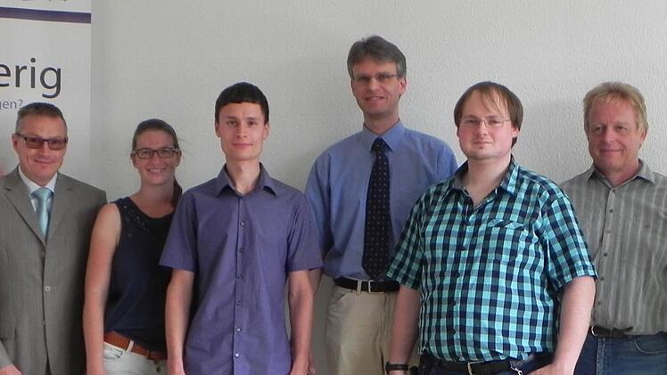 Freuen sich mit dem erfolgreichen Absolventen (von links): Meinolf Brinkmöller (IHK), Rachel Ann Martinelli (Trips), Stephan Reil (Absolvent Verbundstudium), Professor Dr.-Ing. Helge Möbus (FHWS), Tobias Brünner (Ausbilder), Ambrosius Friedrich (Ausbilder). Foto: IHK