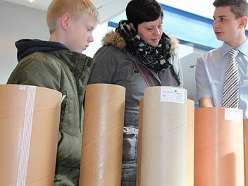 Paul & Co: Nico Brust (links) geht zwar erst in die 6. Klasse. Zusammen mit seiner Mutter macht er sich aber trotzdem schon mal schlau, wo es beruflich für ihn hingehen könnte. Raphael Wehner gibt ihm gern Auskunft. Foto: Ulrike Müller