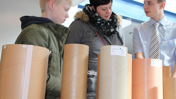 Paul & Co: Nico Brust (links) geht zwar erst in die 6. Klasse. Zusammen mit seiner Mutter macht er sich aber trotzdem schon mal schlau, wo es beruflich für ihn hingehen könnte. Raphael Wehner gibt ihm gern Auskunft. Foto: Ulrike Müller