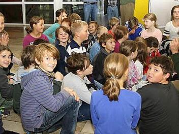 Verkehrserzieher Volker Mönch gibt an die jungen Verkehrsteilnehmer wertvolle Tipps zum Thema Straßenverkehr weiter. Foto: Michael Stelzner