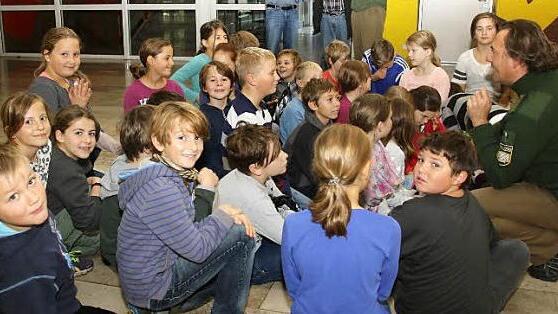 Verkehrserzieher Volker Mönch gibt an die jungen Verkehrsteilnehmer wertvolle Tipps zum Thema Straßenverkehr weiter. Foto: Michael Stelzner