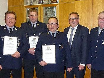 Geehrte und Offizielle bei der JHV der FW Feuln/Waizendorf (von links): Zweiter Vorsitzender Detlef Renner, KBM Wolfgang Kunert, Kommandant Ludwig Beierlein, stellvertretender Kommandant Steffen Ott, Andreas Renner, stellvertretender Landrat Dieter Schaar, Vorsitzender Josef Witzgall, Bürgermeister Werner Diersch. Foto: Dieter Hübner