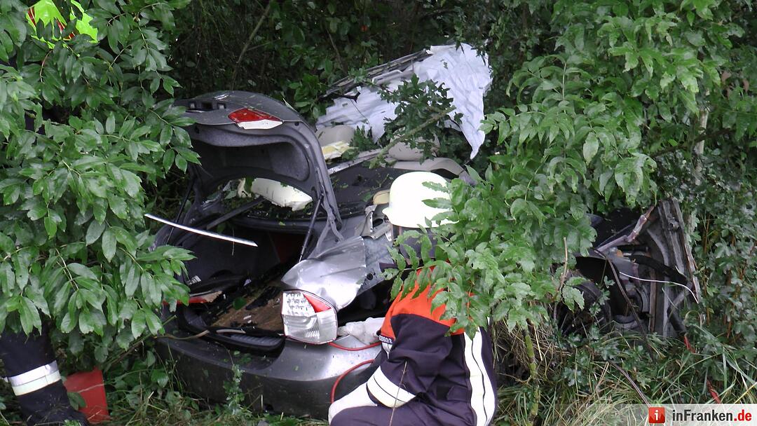 Fahrzeug bei Unfall in Frankenwinheim komplett zerstört
