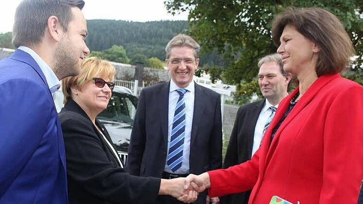 Shakehands mit der Ministerin (v. l.): WOM-Vizepräsident Stefan Becker, Personalleiterin Barbara Schöffel, IHK-Vizepräsident Hans Rebhan, Landratskandidat Klaus Löffler und Wirtschaftsministerin Ilse Aigner. Foto: Schadeck