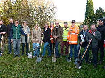 Der symbolische Spatenstich mit Bürgermeister Bernd Höfer (Mitte), den Verantwortlichen und den ersten Grundstücksbesitzern. Foto: Lothar Weidner