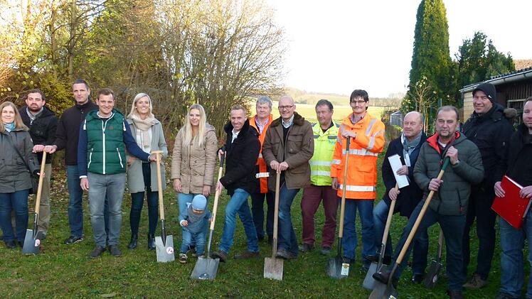 Der symbolische Spatenstich mit Bürgermeister Bernd Höfer (Mitte), den Verantwortlichen und den ersten Grundstücksbesitzern. Foto: Lothar Weidner