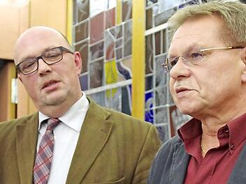 Bürgermeister Wolfgang Beiergrößlein vereidigte Thilo Moosmann (l.) als Stadtratsmitglied.