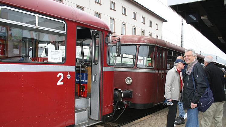 Ein seltener Anblick: Ein Schienenbus macht Halt im Bahnhof Gem&uuml;nden, aufgenommen im Oktober 2011. Foto: Ferdinand Heilgenthal