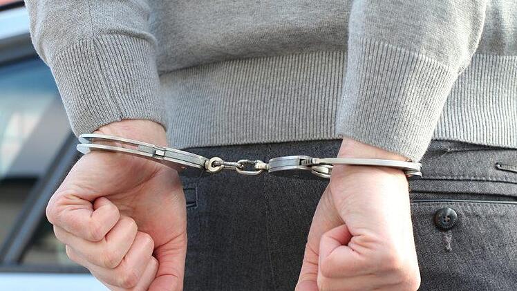 Bruder und Ehemann stechen auf eine 17-J&auml;hrige ein und fl&uuml;chten: Am Bahnhof in Unterfranken werden sie gestellt. Die Beh&ouml;rden ermitteln.  Symbolbild: pixabay.com/ROCKIE23