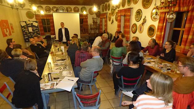 Zu der Veranstaltung der Gr&uuml;nen im Sch&uuml;tzenhaus  Nankendorf waren rund 30 Teilnehmer gekommen. Foto: Thomas Weichert