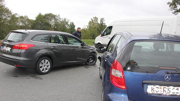 Der Mercedes und der Ford mussten abgeschleppt werden. Foto: Andreas Schmitt