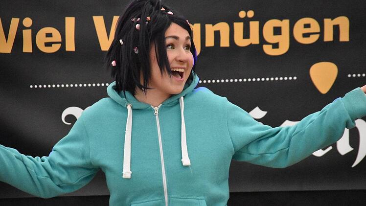 Die Tanzgruppen der Parkettfeger und der Arbeiterwohlfahrt unterhielten das Publikum im Festzelt mit schwungvollen Darbietungen. Foto: Uschi Prawitz