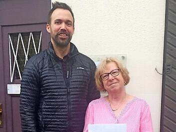 Jörg Schenk bei der Spendenübergabe an Christine Träg Foto: privat