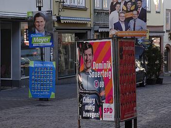 Die Wahllokale haben geschlossen - SPD-Kandidat Dominik Sauerteig erreicht vor CSU-Bewerber Christian Meyer die Stichwahl.  Foto: Jochen Berger