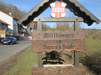 Auch die letzte, hölzerne Begrüßungstafel am Ortseingang von Elfershausen kommend soll in Aura an der Saale fallen. Vorgeschlagen ist eine zeitgemäße Version aus Edelstahl, die nicht jedem Gemeinderat gefiel. Foto: Winfried Ehling