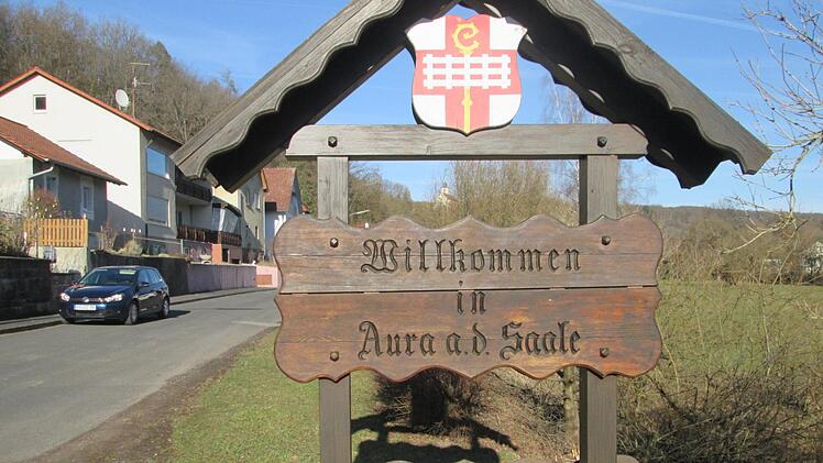 Auch die letzte, hölzerne Begrüßungstafel am Ortseingang von Elfershausen kommend soll in Aura an der Saale fallen. Vorgeschlagen ist eine zeitgemäße Version aus Edelstahl, die nicht jedem Gemeinderat gefiel. Foto: Winfried Ehling