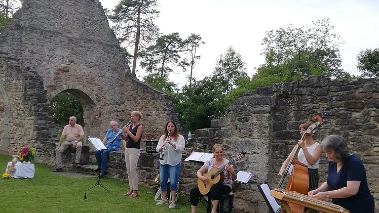 Den Scharadwanzen mit Ilona Zirkelbach, Birgit Döhler, Katja Karch, Uli Aumüller und Christine Weber (von links) merkte man am Michelsberg an, dass sie richtig viel Spaß an ihrer Musik haben. Foto: Heike Beudert