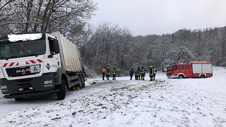 Arnshausen: Eisglatte Fahrbahn - Müllwagen rutscht in Graben - Mitarbeiter verletzt sich