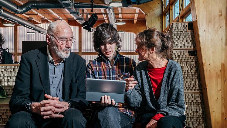 Oft kann die jüngere Generation bei vermeintlich unlösbaren Technikproblemen helfen.