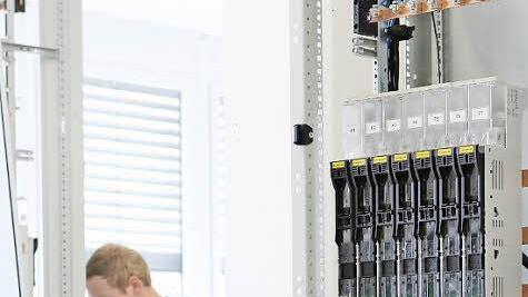 Ein Elektromonteur in der Bamberger Werkstatt baut einen Schaltkasten zusammen.   Alle Fotos: Matthias Hoch
