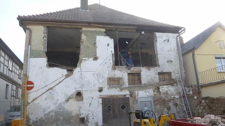 Viele Bilder hat Roland Doster aufgenommen, die das Vorher-Nachher zeigen; hier die durch frühere Anbauten verkorkste Rückfront des Hauses