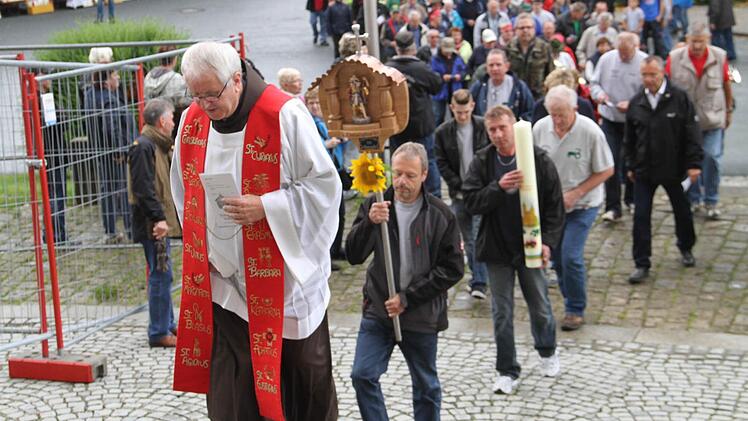 Der feierliche Einzug in die Basilika, angeführt von Pater Heribert