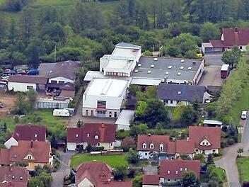 Lediglich die Lagerhalle des Immobilienkomplexes (im Bild vorne links) gehörte zur Insolvenzmasse von Unex. Für den Haupttrakt und das private Wohnhaus hatte die Sparkasse Bamberg einen Zwangsverwalter eingesetzt. Foto: Ronald Rinklef/Archiv