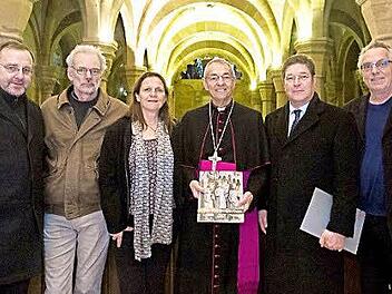 Erzbischof Ludwig Schick (Mitte) freute sich über das neue Dombuch. Von links: Domkapitular Norbert Jung, Fotograf Bernhard Kümmelmann, Grafikerin Christine Kaufmann, Verleger Albrecht Weiland und Herausgeber Professor Hubert Sowa. Foto: Hendrik Steffens