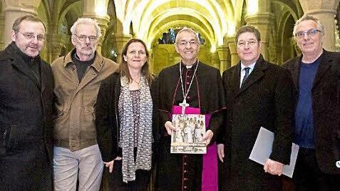 Erzbischof Ludwig Schick (Mitte) freute sich über das neue Dombuch. Von links: Domkapitular Norbert Jung, Fotograf Bernhard Kümmelmann, Grafikerin Christine Kaufmann, Verleger Albrecht Weiland und Herausgeber Professor Hubert Sowa. Foto: Hendrik Steffens