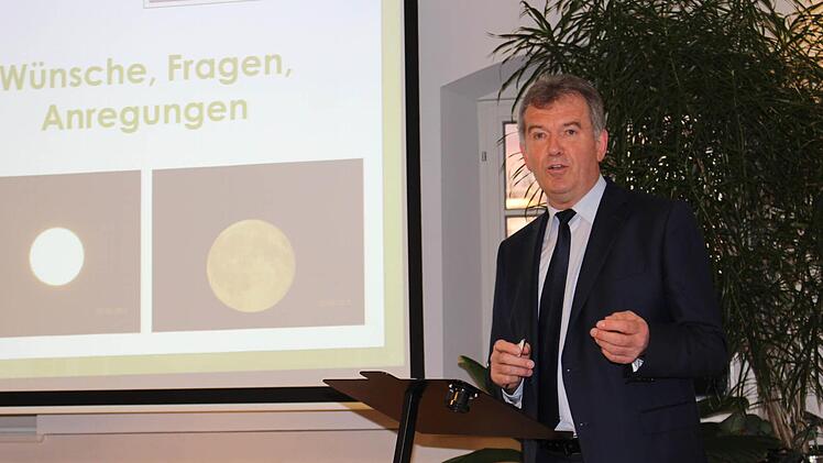 Bürgermeister Hans Beck in der Bürgerversammlung  Foto: Evi Seeger