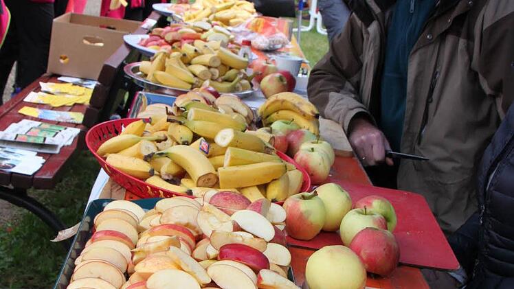 Das Team der Eine Welt-Gruppe Bad Brückenau schnippelte sich die Finger wund. Foto: Ulrike Müller