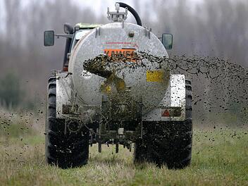 Ein Bauer bringt Gülle auf seinem Feld aus.  Foto: Jochen Lübke/dpa