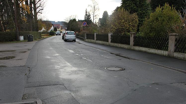 Infolge der zunehmenden Frequentierung durch den Schwerlastverkehr kam es auch zu Schäden. Nun befürchten die Anlieger der "Alten Dorfstraße", dass sie dafür aufkommen müssen, da in Kronach die Straßenausbaubeitragssatzung greift.Veronika Schadeck