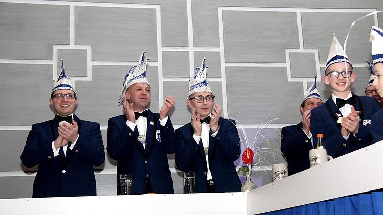 Der Elferrat feiert die eigenen Akteure kräftig mit.