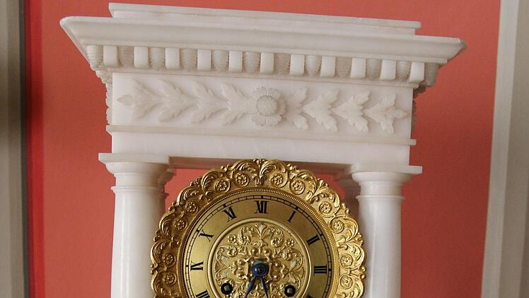 So etwas gibt es in einem Schloss: eine verzierte Standuhr. Foto: Desombre