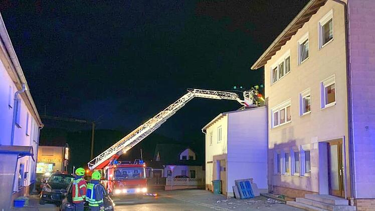 In Dörfles-Esbach ist das Dach eines Gebäudes teilweise abgedeckt worden. - Fotos: Feuerwehr Dörfles-Esbach