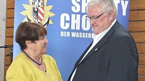 Erwin Schopper wird für 50 Jahre Singen im Chor von Emilie Meier geehrt.