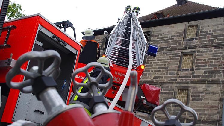 Der Brand in der JVA in Kronach zählte zu den größten Ereignissen im Feuerwehrjahr.  Bis heute ist der zweite Stock des Gebäudes nicht nutzbar.Marco Meißner/Archiv
