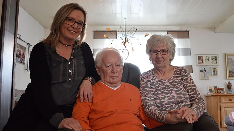 Tochter Birgit Bail (l.) verzichtet auf Gehalt, um ihren Vater Hans Gebhardt zu pflegen. Sie kritisiert, dass pflegende Angehörige vom Gesundheitssystem nicht gut genug unterstützt werden. Foto: Ronald Heck