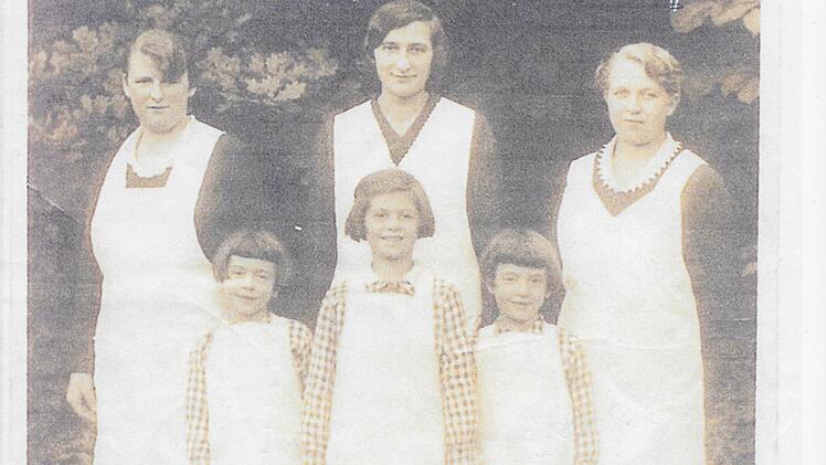 Hanna Strau&szlig; (Mitte) mit ihren Schwestern Martha und Susi. Hinten drei Hotelangestellte.