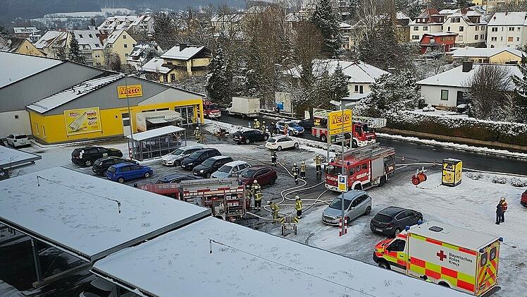 Bäcker-Wagen in Lichtenfels in Flammen: Feuerwehr verhindert knapp Katastrophe