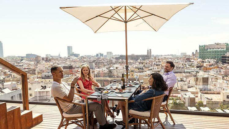 Der neue Generalkonsul in Barcelona begrüßt seine Mitarbeiter mit einem gemeinsamen Abendessen über den Dächern der Stadt. Es freuen sich (von links): Carl Hyndley (Dylan Brady), Laura Simmonds (Sophie Rundle), Alba Ortiz (Serena Manteghi) und Sam Henderson (Steven Cree).