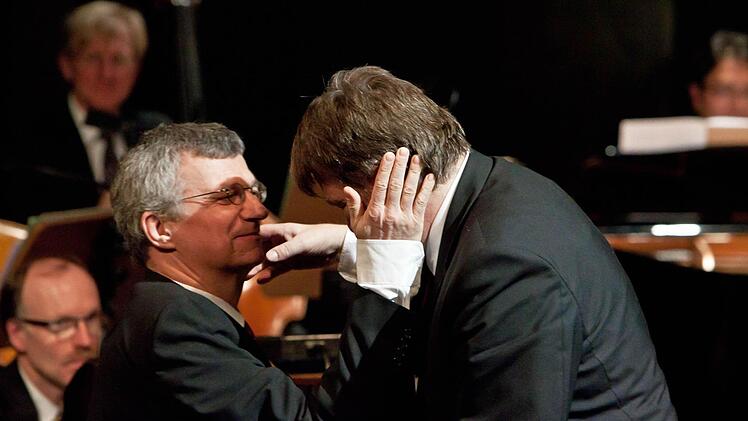 Umarmung auf offener Bühne: Andreas Rohse dankt Hans Stähli.