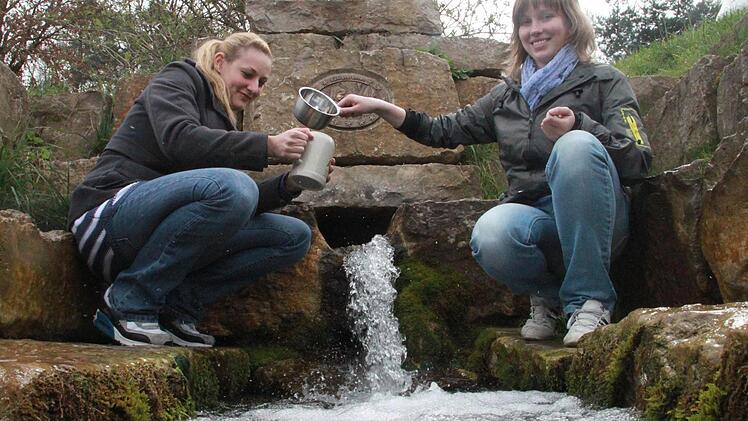Jennifer Hauser (links) und Anja Schreinert machen die Kostprobe und finden: Das Uetzinger Wasser ist nicht schlecht. Fotos: Matthias Einwag