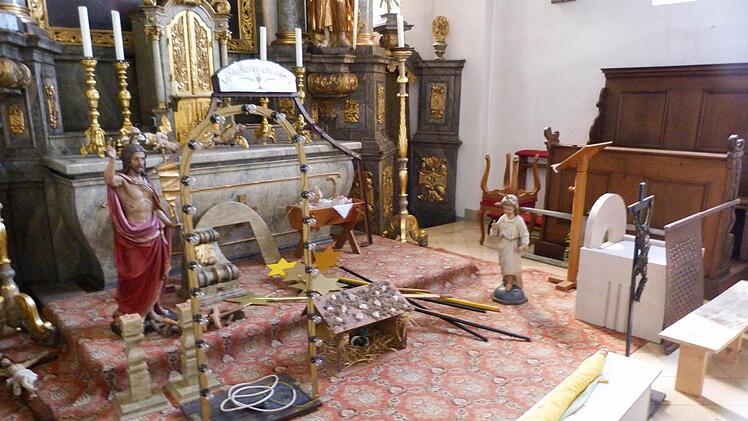 Der Altarraum der Stettfelder Pfarrkirche füllte sich schnell mit Figuren, denen ebenfalls der Holzwurm ausgetrieben werden muss.