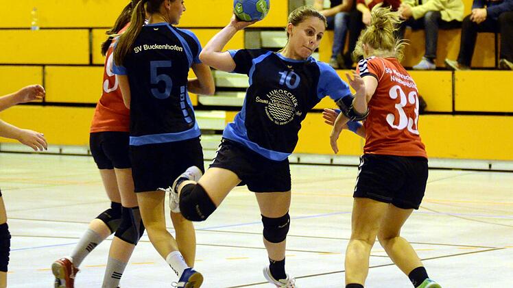 Auf dem Sprung: Von Aufsteiger SG Mintraching/Neutraubling II ließen sich Franziska Göb (Nr. 10) und der SV Buckenhofen nicht lange aufhalten. Fotos: herzopress
