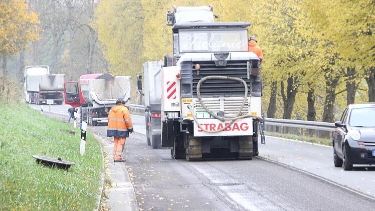 Die Fünfachser stehen in Schlange, weil die Fräse eine große Menge an Asphalt wegfrisst.  Foto: Friedwald Schedel