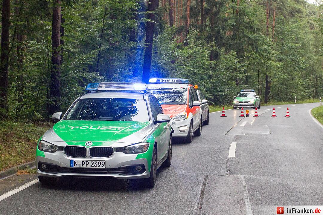 Autofahrer kommt von Fahrbahn ab und überschlägt sich