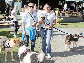 Die Leiterinnen von "Save all Dogs", Petra Rekus (rechts) und Maika Jung, mit einigen der vermittelten Hunde   Foto: Rainer Glissnik